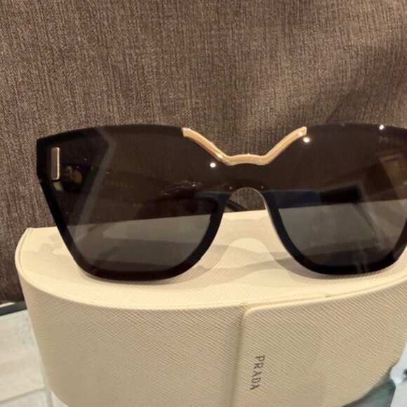 Prada Sunglass - Picture 16 of 16